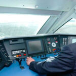 Maquinista operando un tren en la cabina de conducci&oacute;n