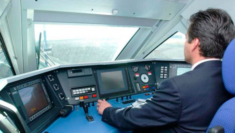Maquinista operando un tren en la cabina de conducci&oacute;n