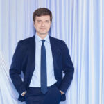 Marc Gir&oacute; posando en un fondo de cortinas blancas