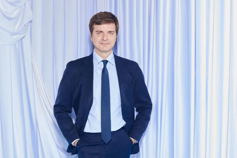 Marc Gir&oacute; posando en un fondo de cortinas blancas