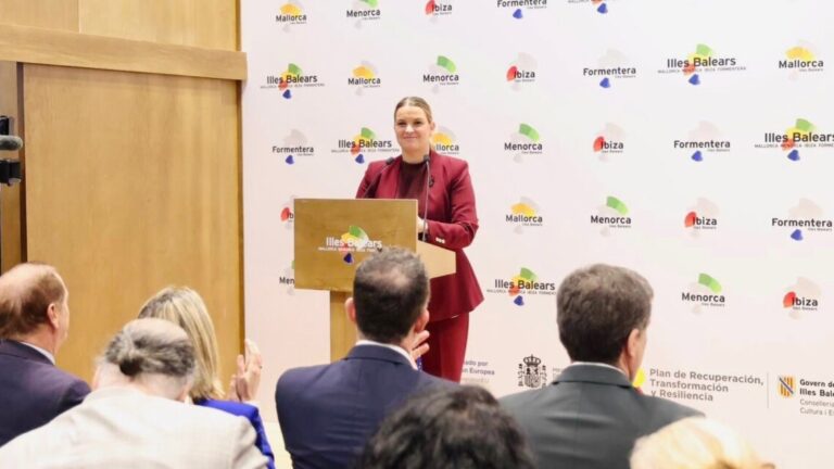 Marga Prohens durante su intervenci&oacute;n en la Feria Internacional de Turismo Fitur 2026