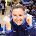 Maria Espa&ntilde;a celebrando una victoria en el baloncesto con entusiasmo