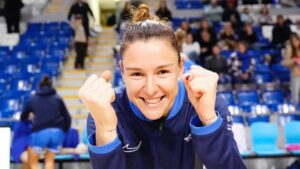 Maria Espa&ntilde;a celebrando una victoria en el baloncesto con entusiasmo