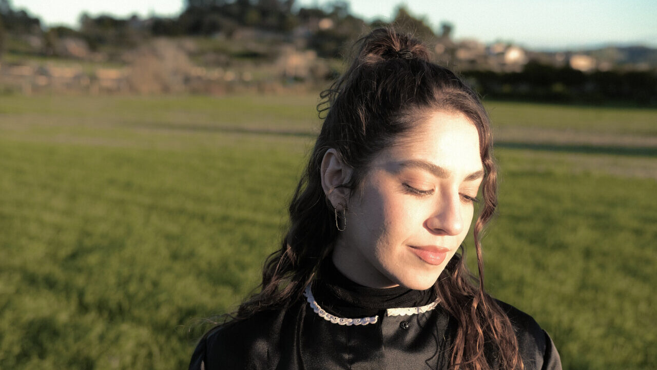 Maria Jaume posando en un campo con luz natural