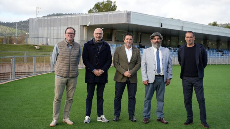 Grupo de personas en la pista de atletismo de Magaluf