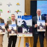 Presentación de la Menorca Horse Week con cuatro personas sosteniendo carteles