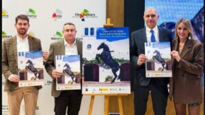 Presentaci&oacute;n de la Menorca Horse Week con cuatro personas sosteniendo carteles