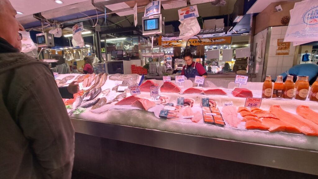 Puesto de pescado en un mercado de Baleares con precios visibles
