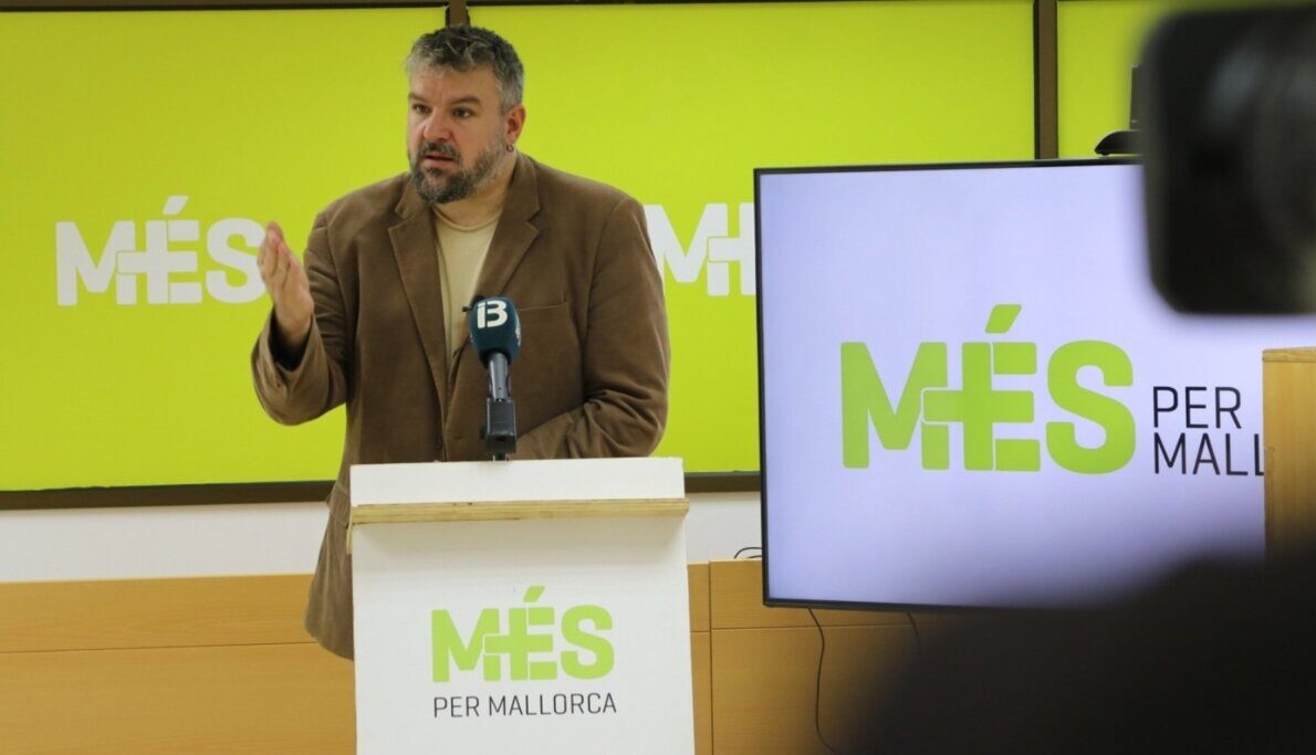 Llu&iacute;s Apesteguia hablando sobre financiaci&oacute;n auton&oacute;mica en un evento de M&Eacute;S per Mallorca.