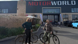 Miki Jaume y David Balaguer en Motorworld con bicicletas