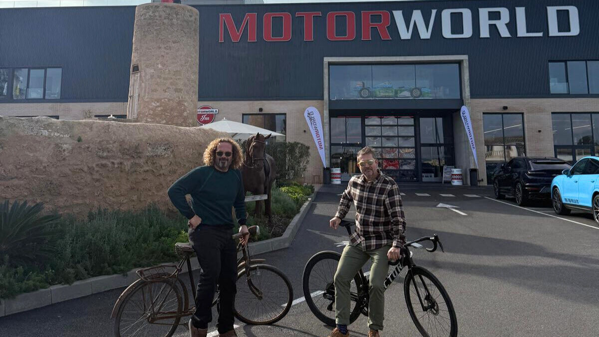 Miki Jaume y David Balaguer en Motorworld con bicicletas