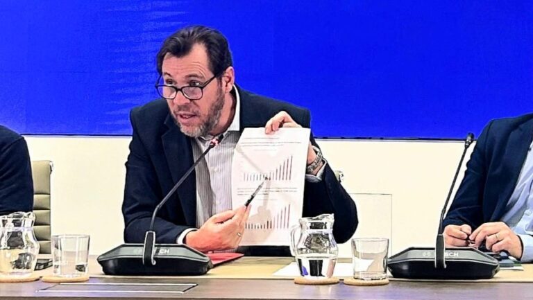 Ministro de Transportes discutiendo un accidente ferroviario en Adamuz.