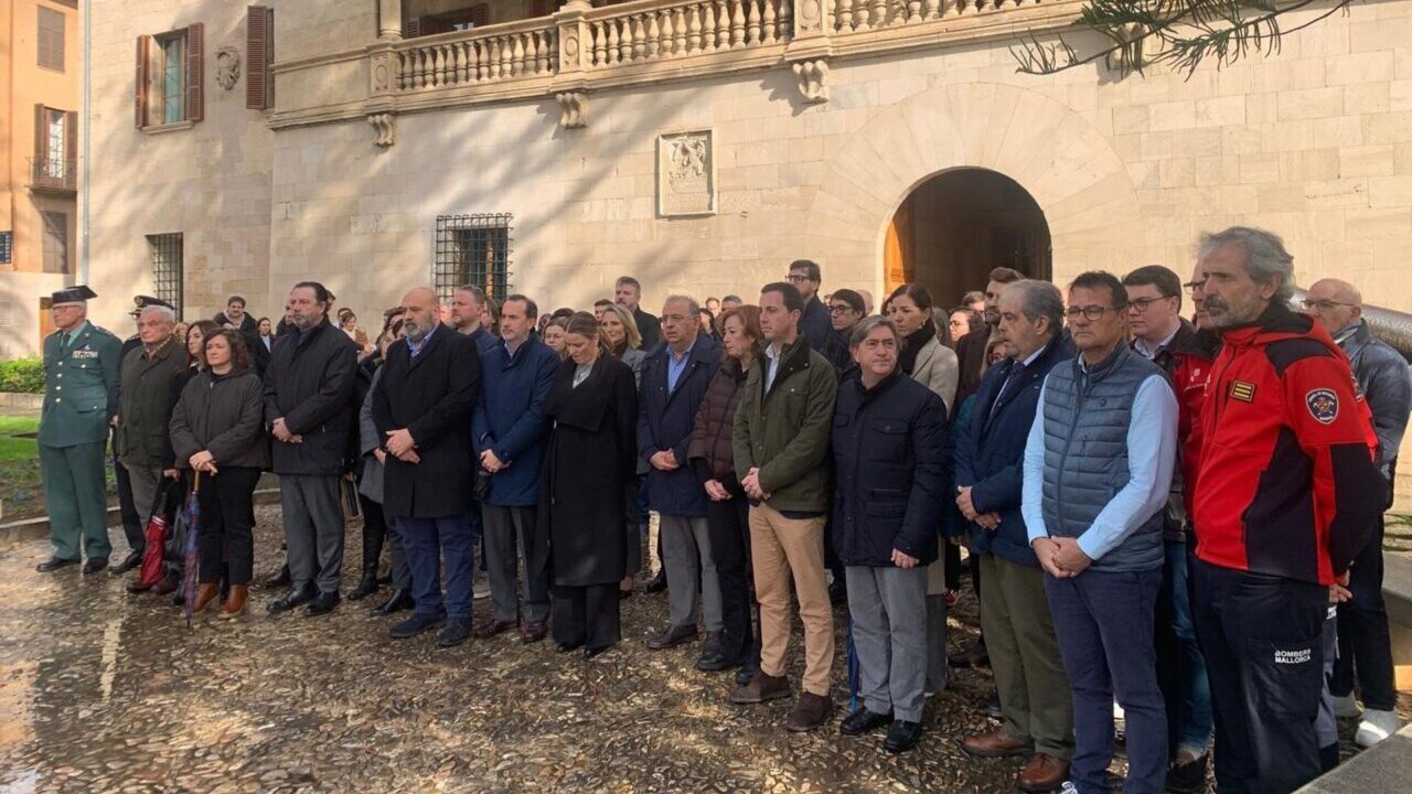 El Consolat de Mar acoge un minuto de silencio por la tragedia ferroviaria de Adamuz