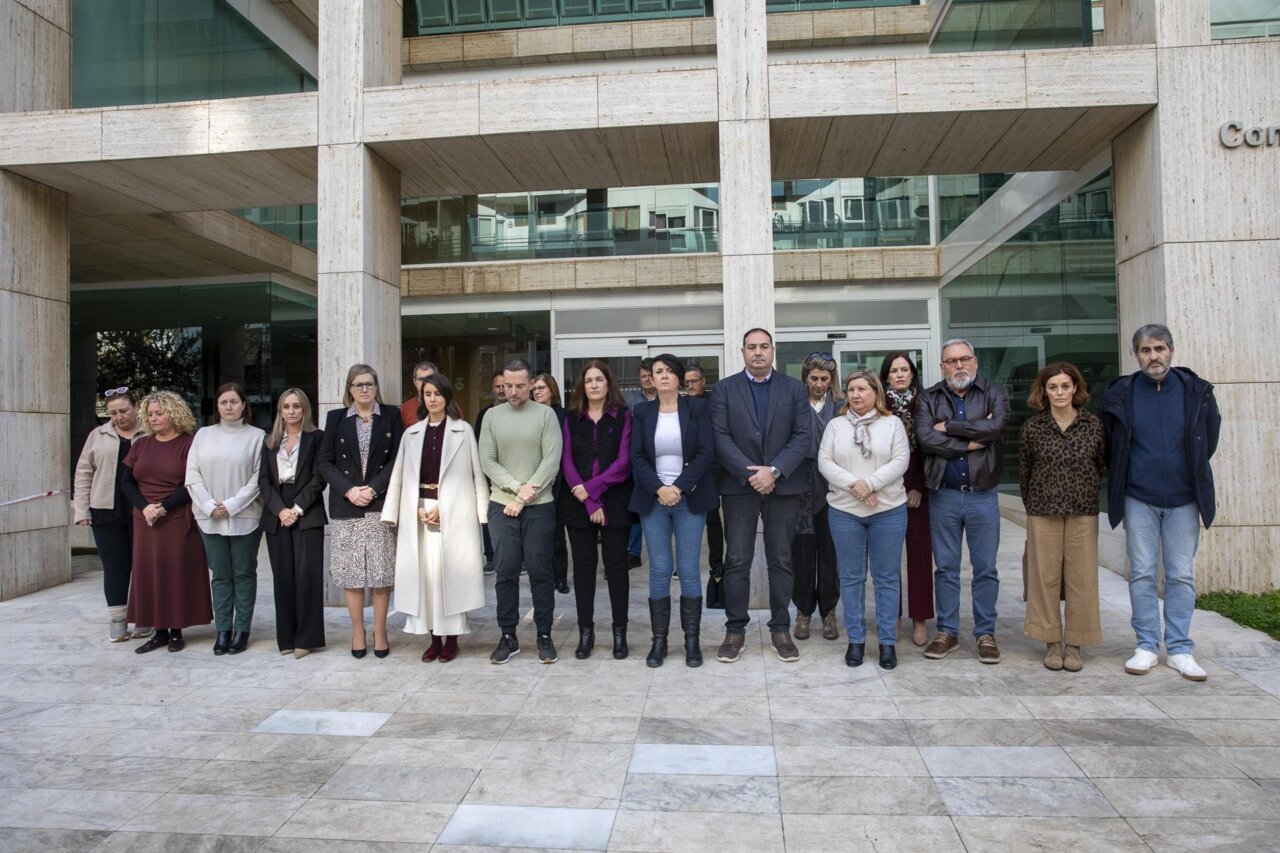 Representantes del Govern guardando un minuto de silencio por el crimen machista en Palma