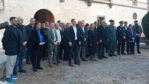 Representantes del Govern de les Illes Balears guardando un minuto de silencio