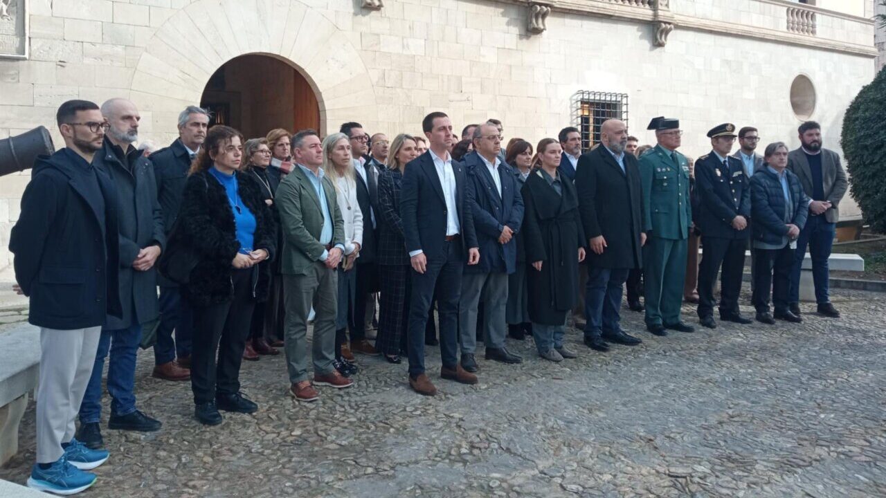 Representantes del Govern de les Illes Balears guardando un minuto de silencio