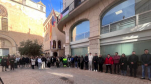 Grupo de personas en silencio en Manacor por un joven fallecido