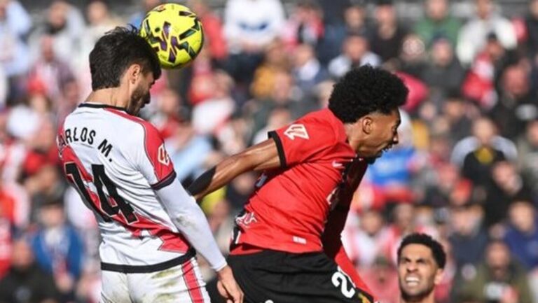 Acción de juego entre RCD Mallorca y Rayo Vallecano en 2026