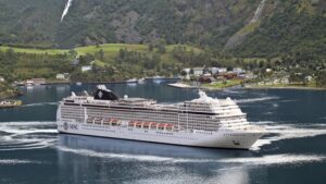 Crucero MSC navegando en un hermoso paisaje costero