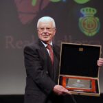 Miquel Contestí sosteniendo un premio en un evento del RCD Mallorca