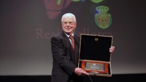 Miquel Contest&iacute; sosteniendo un premio en un evento del RCD Mallorca