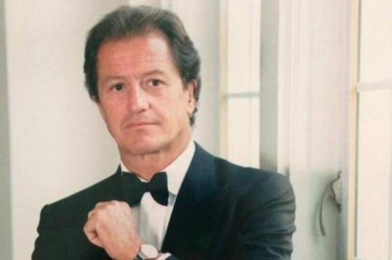 Phillippe Junot posando con traje formal y corbata negra