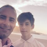 Siro Ouro en un segundo plano junto a su padre Dani Ouro