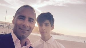 Siro Ouro en un segundo plano junto a su padre Dani Ouro