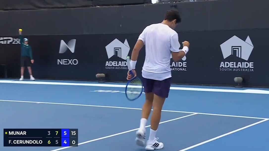 Jaume Munar celebra su victoria en el torneo de Adelaida contra Fran Cer&uacute;ndolo.