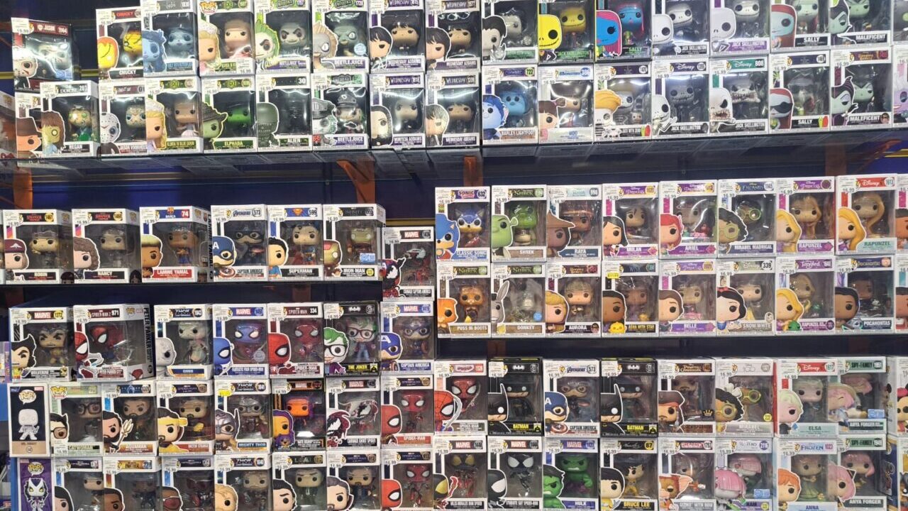 Estante lleno de mu&ntilde;ecos Funko de diferentes personajes populares
