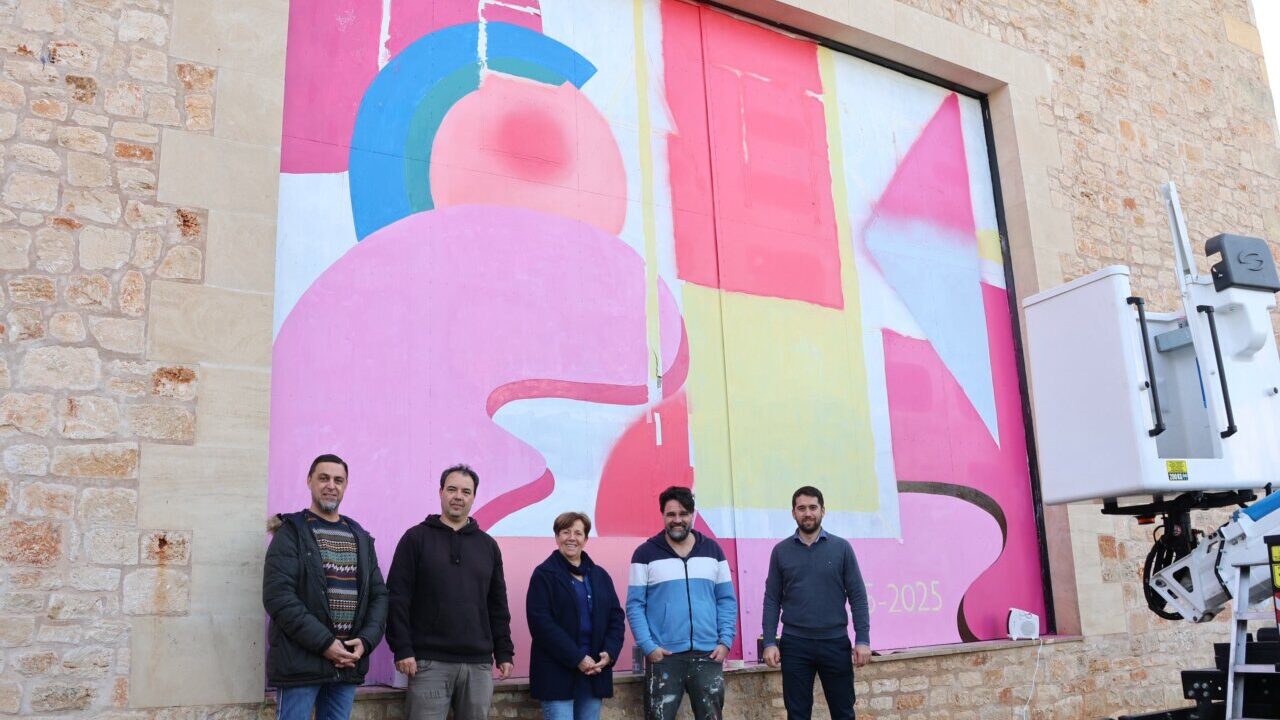 El Teatre Principal de Santany&iacute; conmemora su centenario con la creaci&oacute;n de un gran mural art&iacute;stico