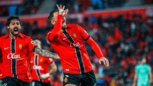 Muriqi celebra un gol con compa&ntilde;eros del RCD Mallorca en un partido reciente.