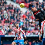 Muriqi del RCD Mallorca cabecea el balón en un partido contra el Atlético de Madrid.