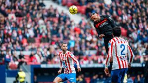 Muriqi del RCD Mallorca cabecea el bal&oacute;n en un partido contra el Atl&eacute;tico de Madrid.