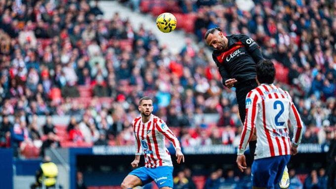 Muriqi del RCD Mallorca cabecea el balón en un partido contra el Atlético de Madrid.
