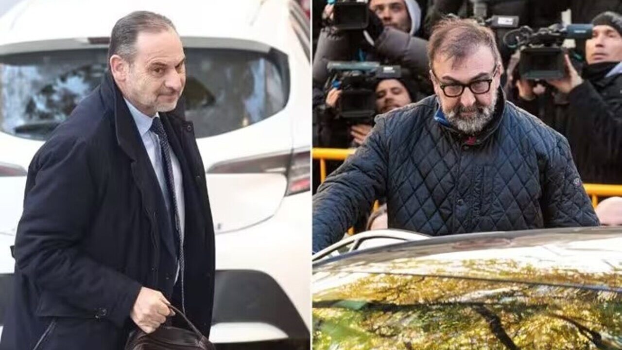 &Aacute;balos y Koldo llegando al juicio de las mascarillas rodeados de periodistas