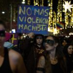 Manifestantes sosteniendo un cartel contra la violencia machista en una protesta