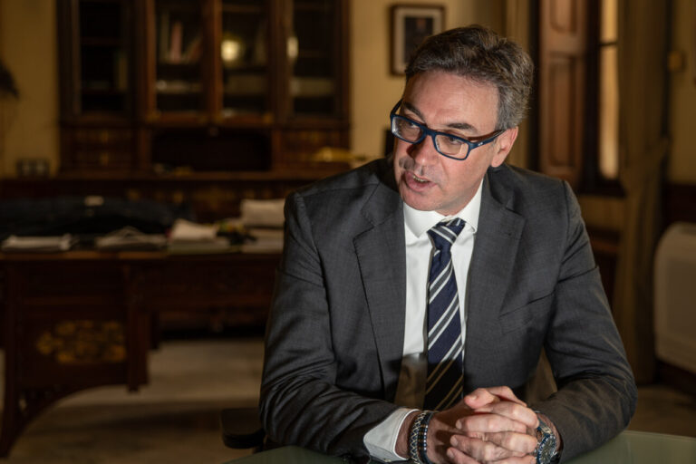 Antoni Costa hablando en una entrevista sobre econom&iacute;a y hacienda