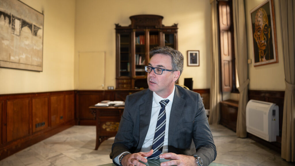 Antoni Costa hablando en su oficina con muebles de madera