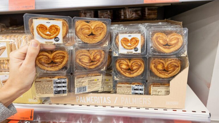 Palmeritas de hojaldre en envase por porciones en un estante