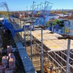 Construcci&oacute;n de nuevas viviendas en Mallorca con maquinaria y materiales.