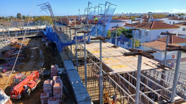 Construcci&oacute;n de nuevas viviendas en Mallorca con maquinaria y materiales.