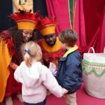 Pajes reales interactuando con niños en Palma