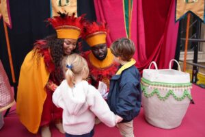 Pajes reales interactuando con ni&ntilde;os en Palma