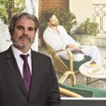 Retrato de un ejecutivo frente a un fondo del hotel The Site Ibiza