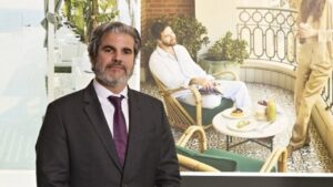 Retrato de un ejecutivo frente a un fondo del hotel The Site Ibiza