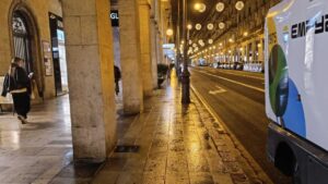 Calle de Palma iluminada con luces navide&ntilde;as y un veh&iacute;culo de limpieza