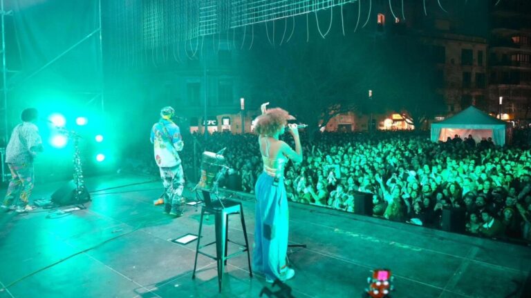 Concierto en Palma durante las fiestas de Sant Sebasti&agrave; con gran multitud.