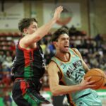Jugador del Palmer Basket anotando durante un partido en Cantabria