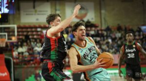 Jugador del Palmer Basket anotando durante un partido en Cantabria